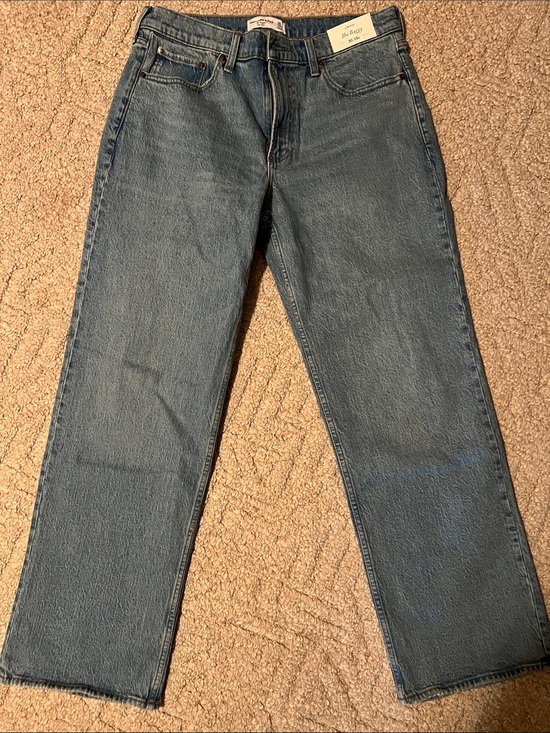 Abercrombie & Fitch Denim - Abercrombie & Fitch Straight-Leg baggy low rise Jeans in Medium Blue